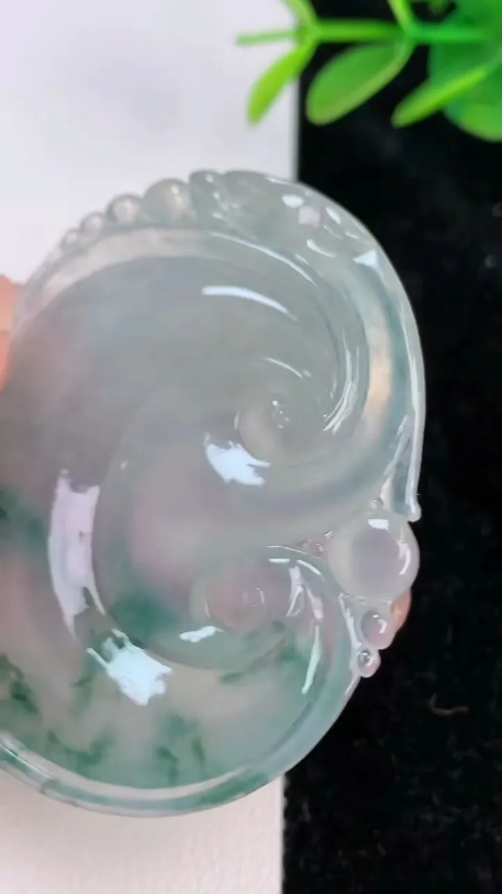 天然A货翡翠种飘花如意吊坠，尺寸53.8-42-6，重量:23.27g
7月6日