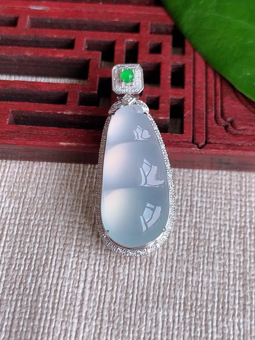 天然A货翡翠18K金伴白月光四季豆福豆平安豆吊坠尺寸32×12.3×9.8裸石22.5×10.7m量4.55g 0704