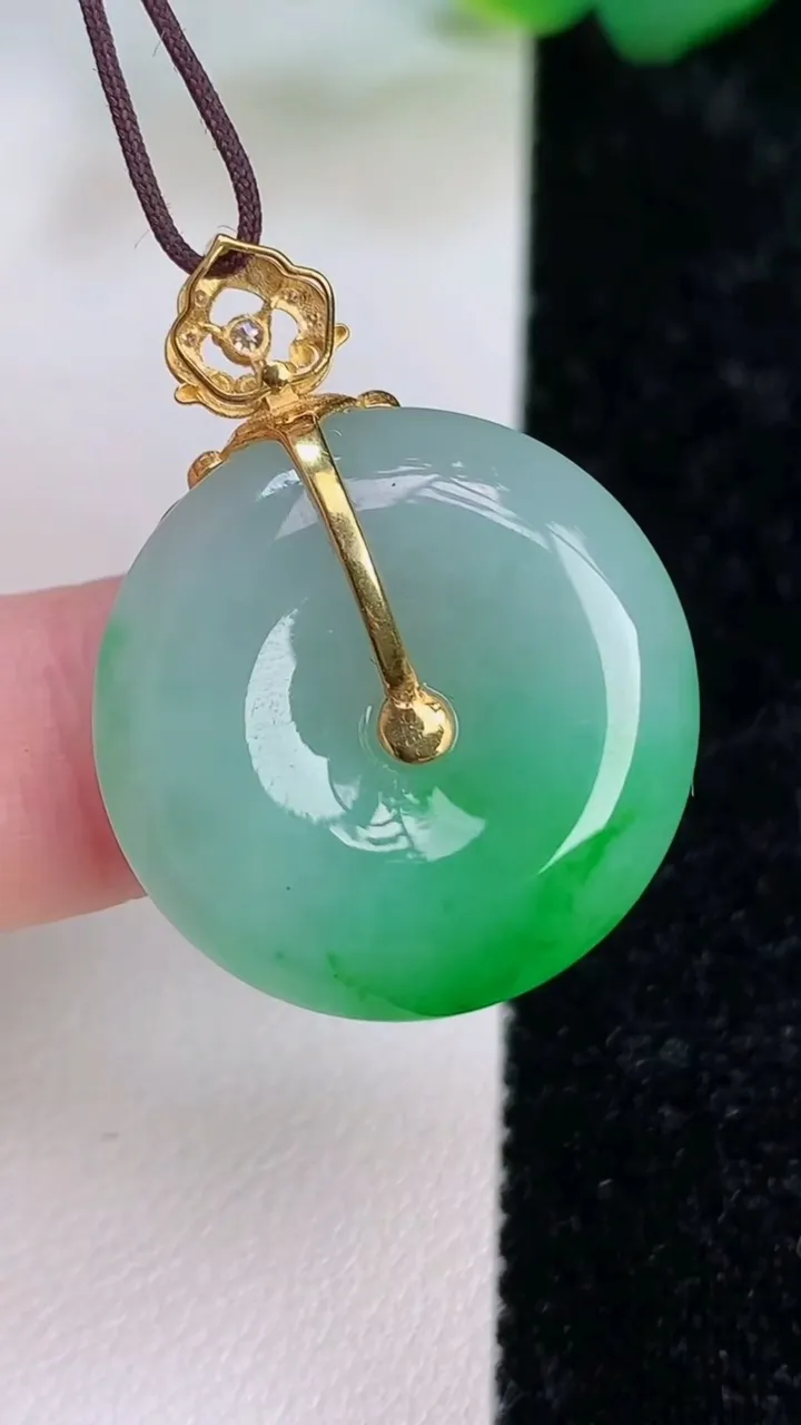天然A货翡翠平安扣吊坠，尺寸23.6-5.6，重量:6.96g
7月6日