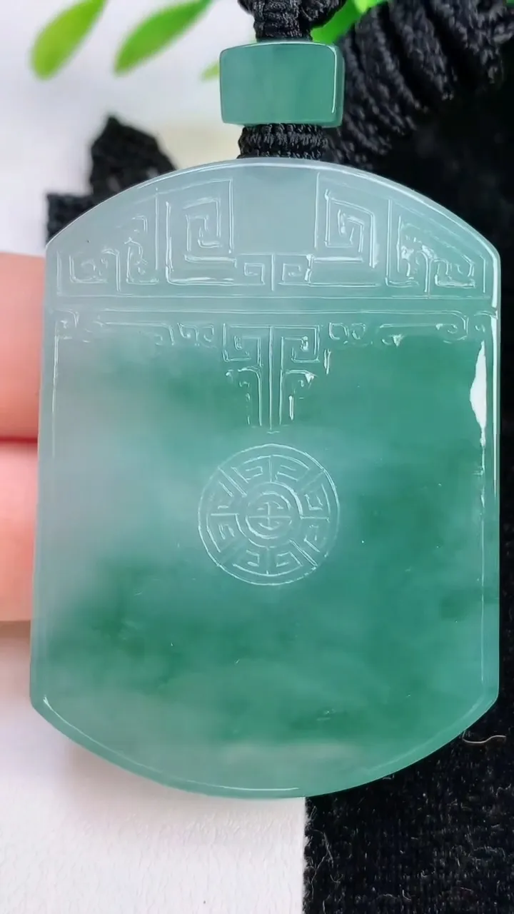 天然A货翡翠仿古无事牌吊坠，尺寸52.8-39-6，重量:39.53g
7月6日