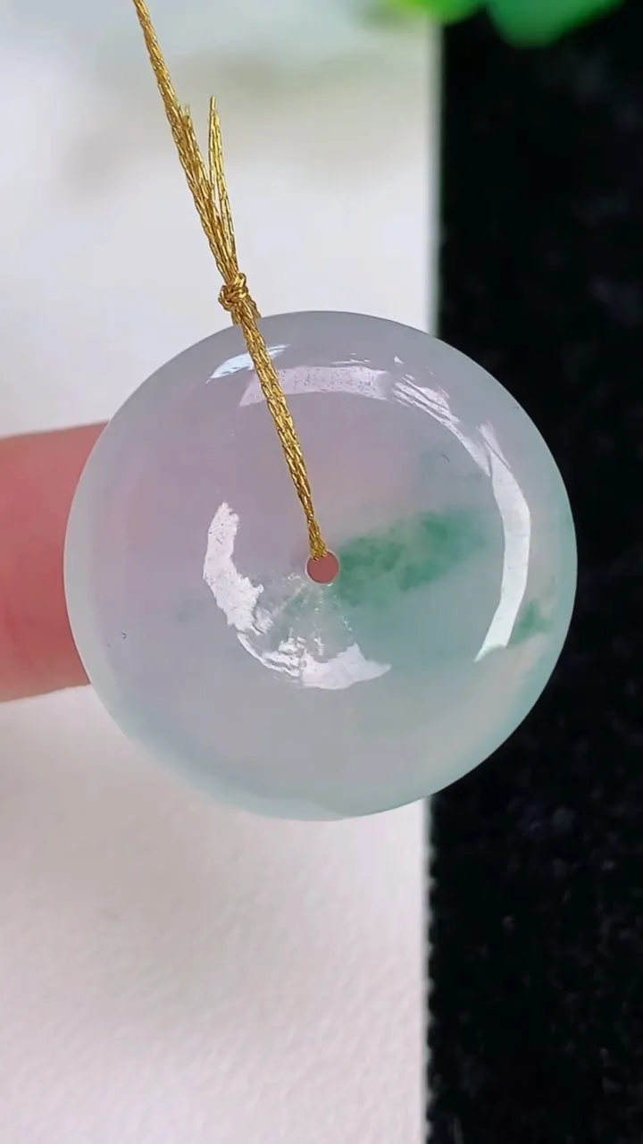 天然A货翡翠飘花平安扣吊坠，尺寸23.6-5.3，重量:5.95g
7月6日