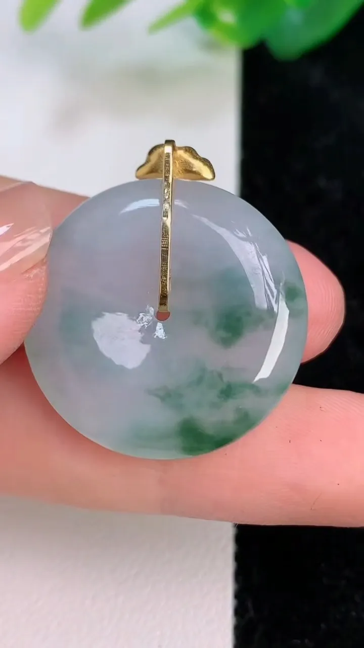 天然A货翡翠18k金飘花平安扣吊坠，尺寸26.6-5.8，重量:8.26g
7月6日