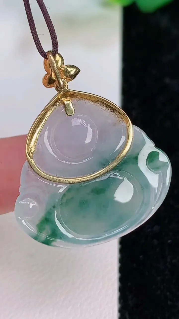 天然A货翡翠18k金飘花佛公吊坠，尺寸32-22.7-27-4.2，重量:4.72g
7月6日