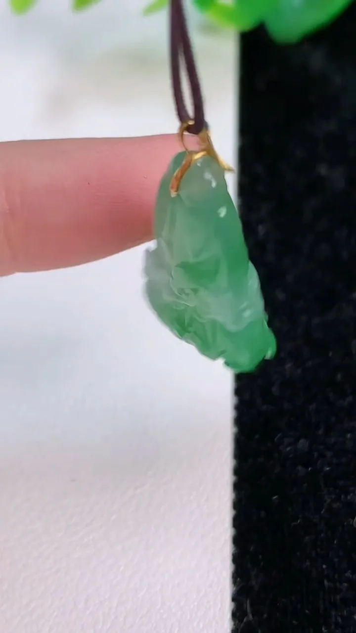 天然A货翡翠白菜吊坠，尺寸27.3-15.4-9.2，重量:5.44g
7月6日