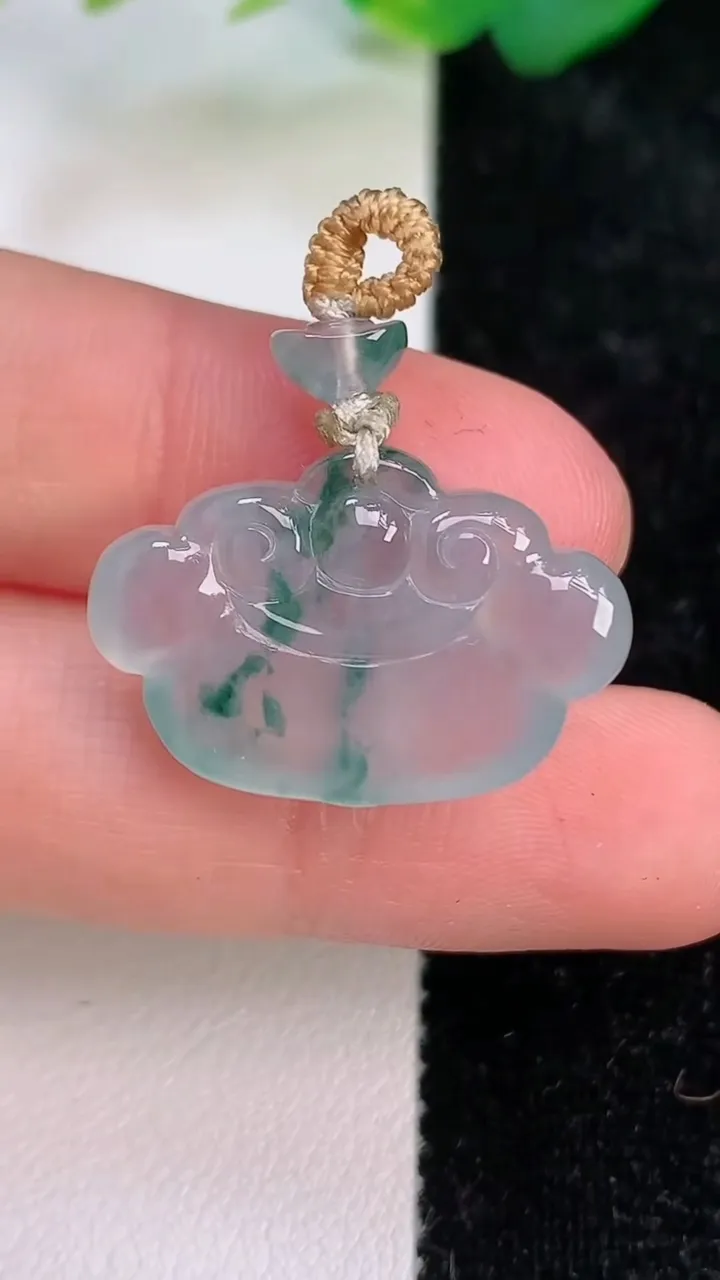 天然A货翡翠冰种飘花如意头吊坠，尺寸15.4-24.6-6.2，重量:4.99g
7月6日