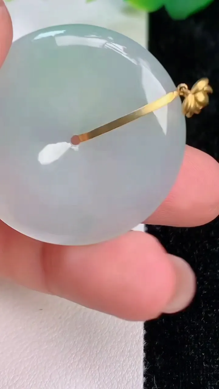 天然A货翡翠平安扣吊坠，尺寸32.7-5，重量:11.23g
7月6日