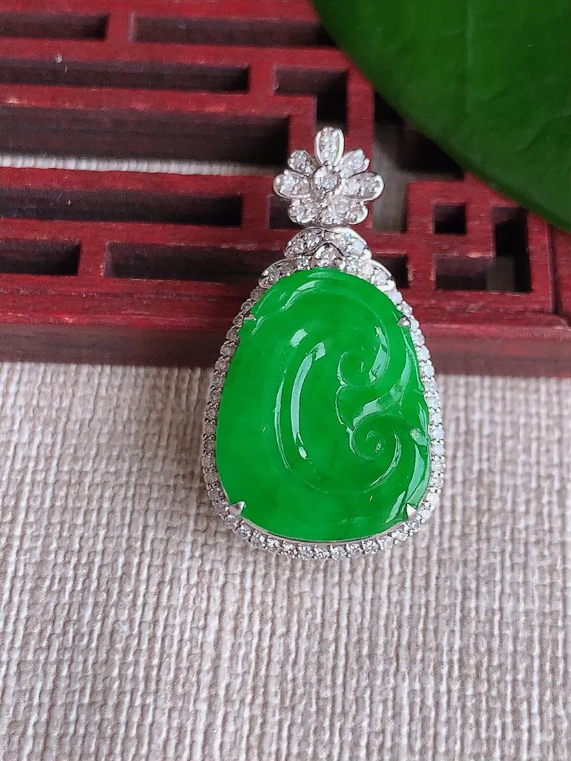 天然A货翡翠18K金伴阳绿如意吊坠尺寸29×15.7×7.3裸石17.2×13.6m量3.89g 0