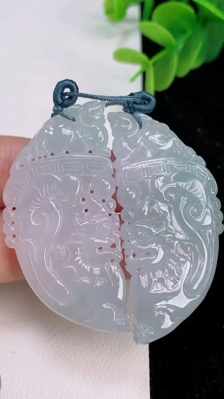 天然A货翡翠复古麒麟牌吊坠一对，尺寸51.2-25.6-5.6，重量:28.39g
7月7日
