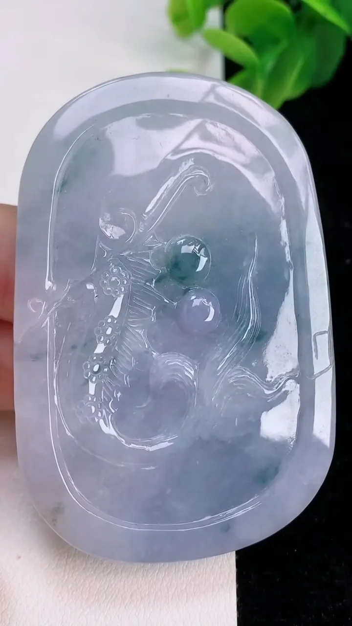 天然A货翡翠紫罗兰 飘花龙牌吊坠，尺寸69-46-8，重:55.01g
7月7日
