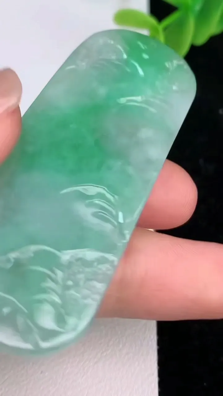 天然A货翡翠山水牌吊坠，尺寸64-25.8-6，重量:24.88g
7月7日