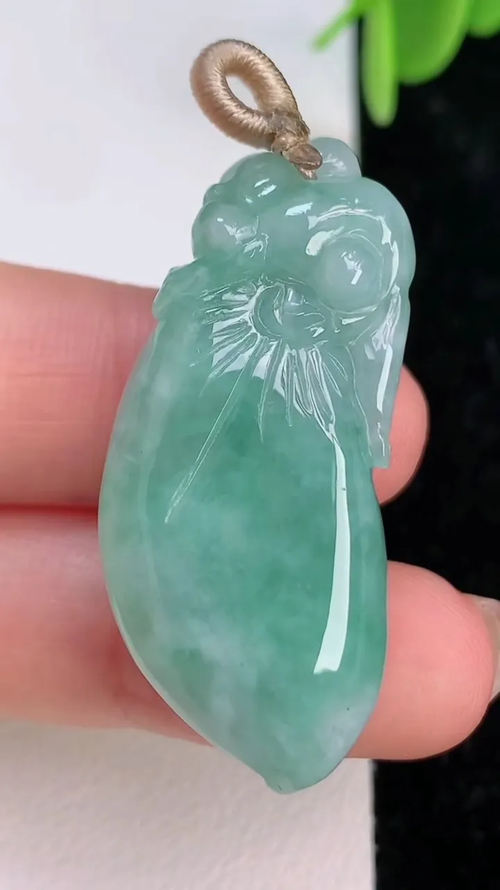 天然A货翡翠福瓜吊坠，尺寸39.6-18-12，重量:15.09g
7月7日