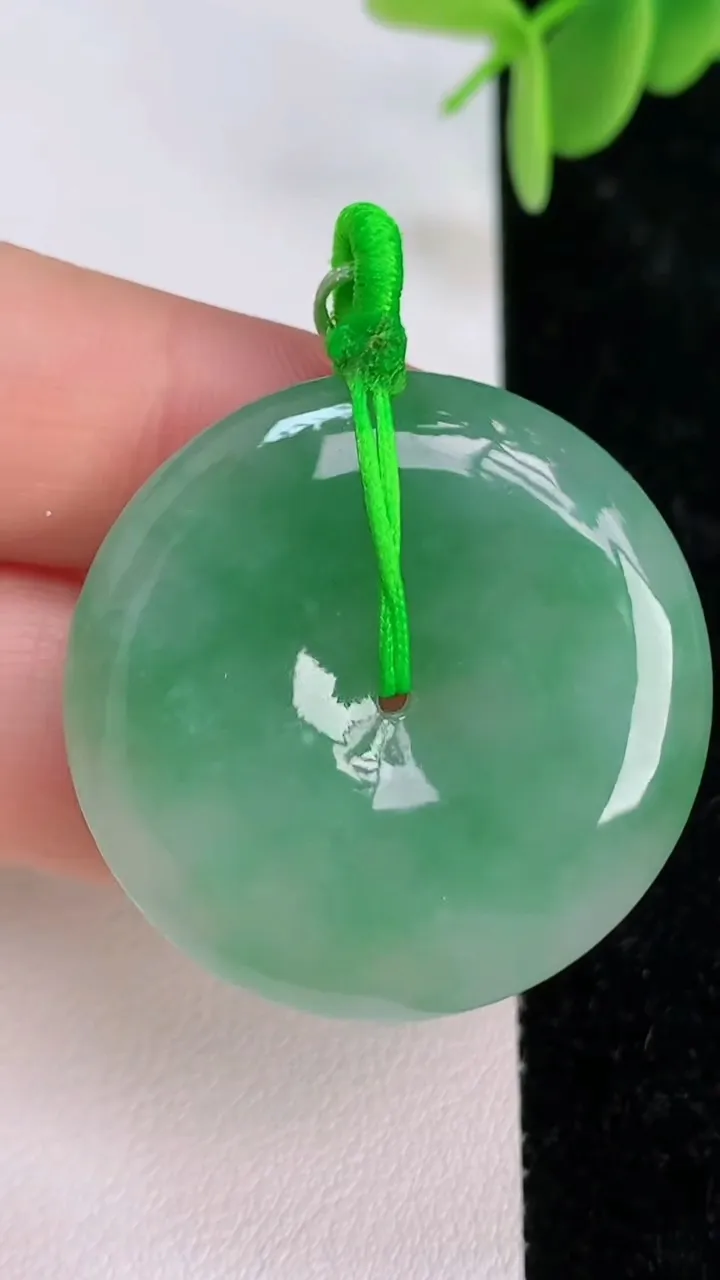 天然A货翡翠平安扣吊坠，尺寸32.8-5.8，重量:13.30g
7月7日