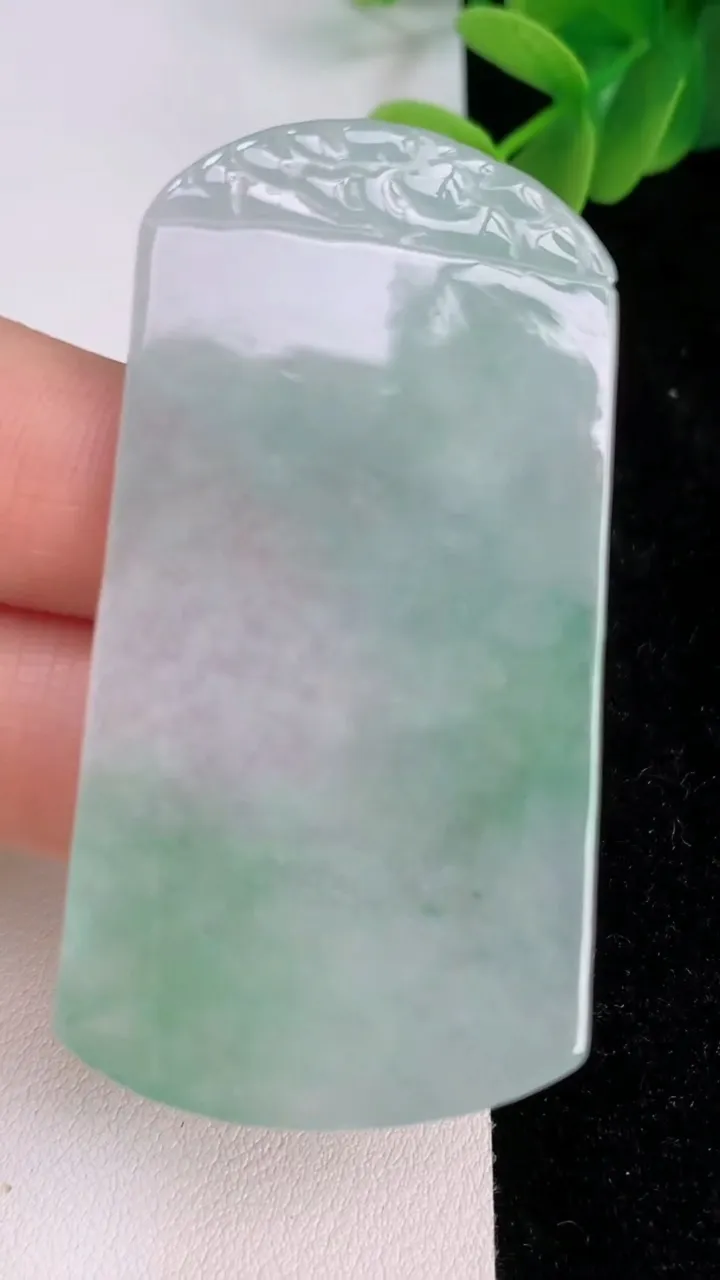 天然A货翡翠山水牌吊坠，尺寸58-30.7-4，重量:15.74g
7月7日