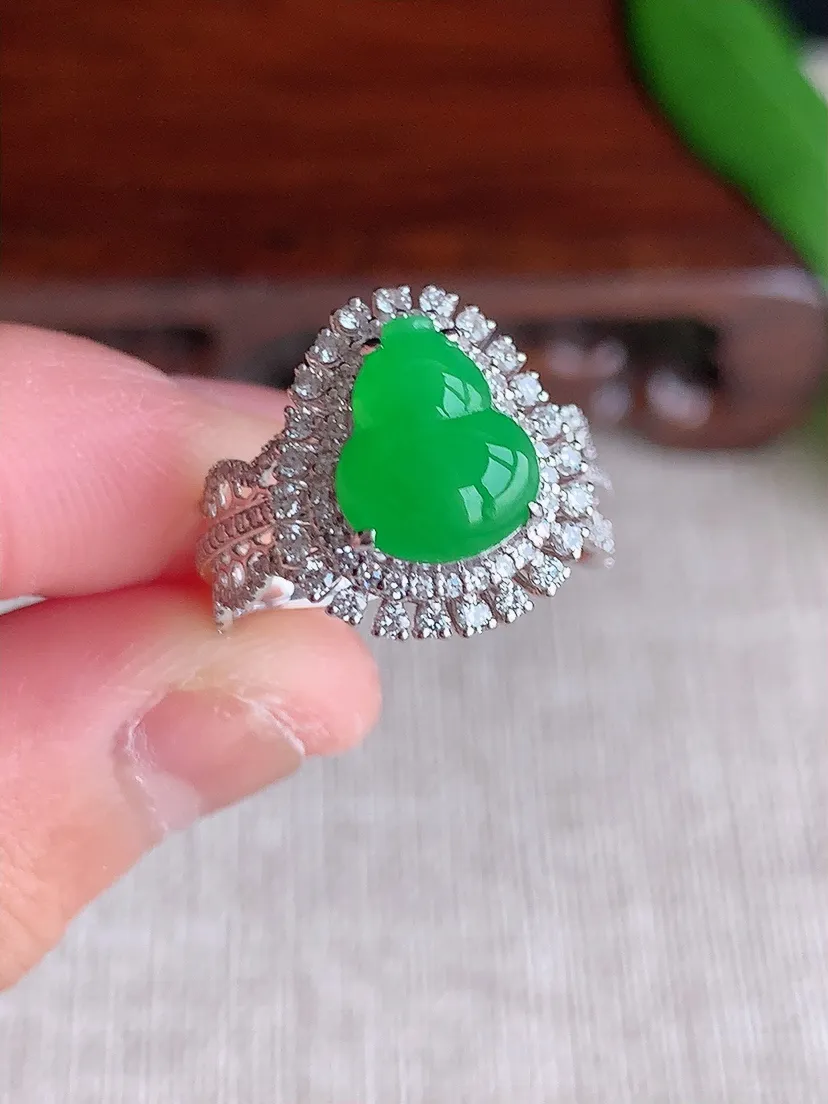 天然A货翡翠18K金伴钻镶嵌阳绿葫芦戒指 圈口17裸石尺寸9.6×7.5mm 重量4.69g 070