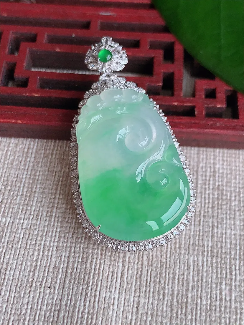 天然A货翡翠18K金伴飘绿如意吊坠尺寸43×22×9.7裸石28.8×19m量9.00g 0704