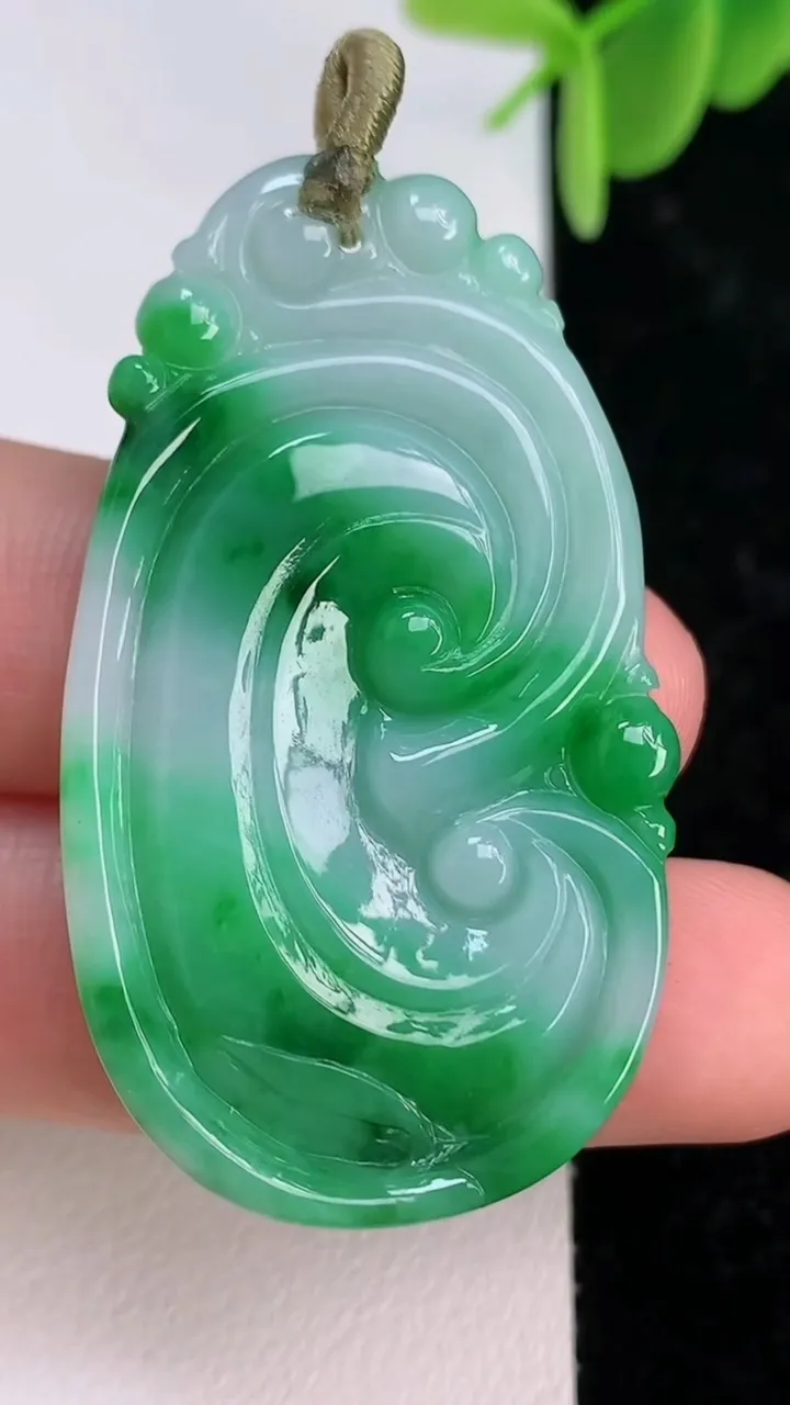 天然A货翡翠如意吊坠，尺寸46.2-25.2-6.3，重量:13.38g
7月7日