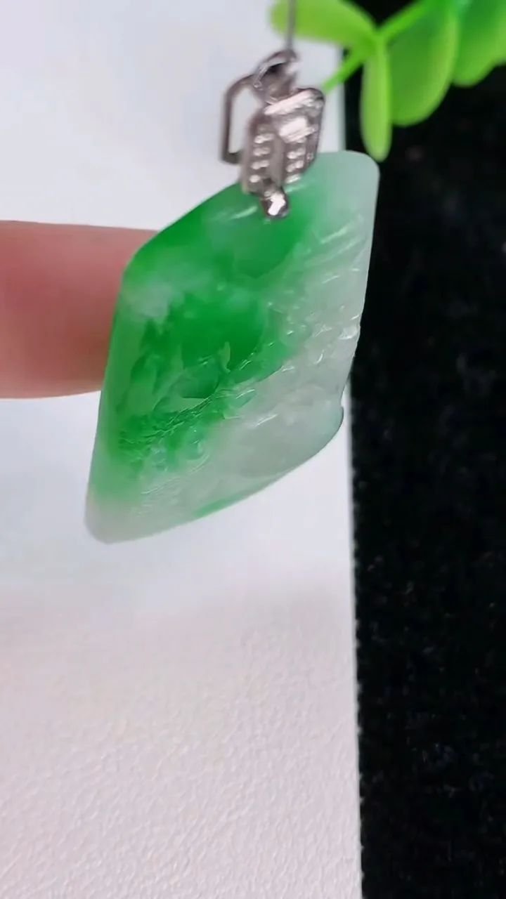 天然A货翡翠山水牌吊坠，尺寸39.7-23.5-4.3，重量:9.53g
7月7日