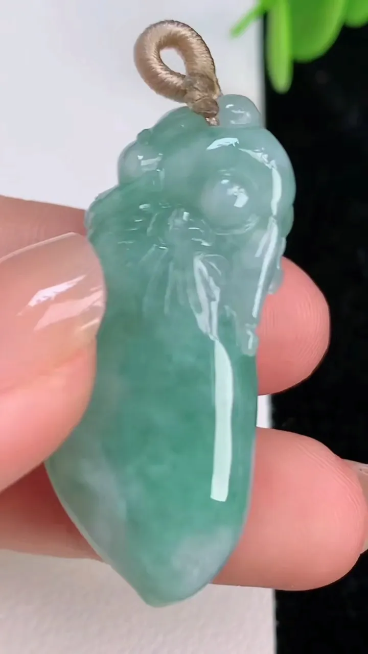 天然A货翡翠福瓜吊坠，尺寸39.6-18-12，重量:15.09g
7月7日