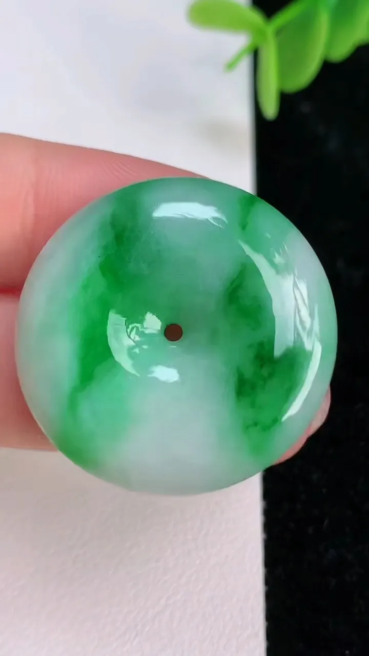 天然A货翡翠平安扣吊坠，尺寸29.5-6，重量:10.80g
7月7日
