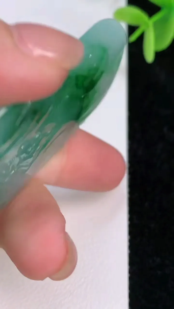 天然A货翡翠阿弥陀佛吊坠，尺寸76-33-6，重量:28.98g
7月7日