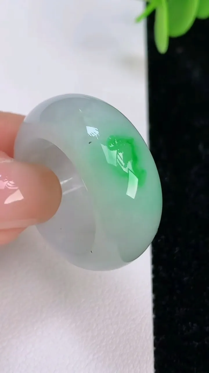 天然A货翡翠指环扳指，尺寸20.6-12-5，重量:14.20g2025年7月7日
工厂直销收藏佳品,种好水足，色泽均匀，有种有色，上手高大气！