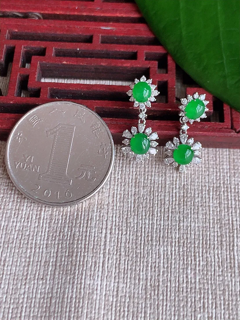 天然A货翡翠18K金伴钻镶嵌阳绿蛋面耳坠 尺寸4.2×5mm 重量2.70g 0704