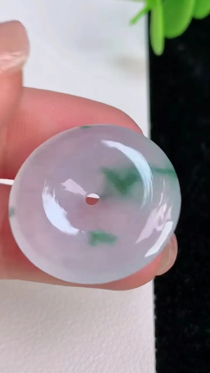 天然A货翡翠飘花平安扣吊坠，尺寸25-4，重量:5.09g
7月7日