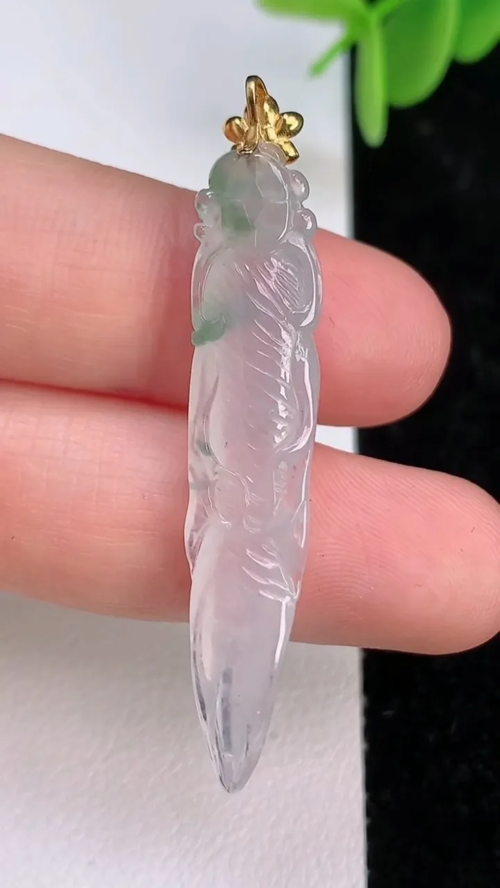 天然A货翡翠18k金飘花人参如意吊坠，尺寸41.7-8.8-5.5，重量:3.00g
7月7日
