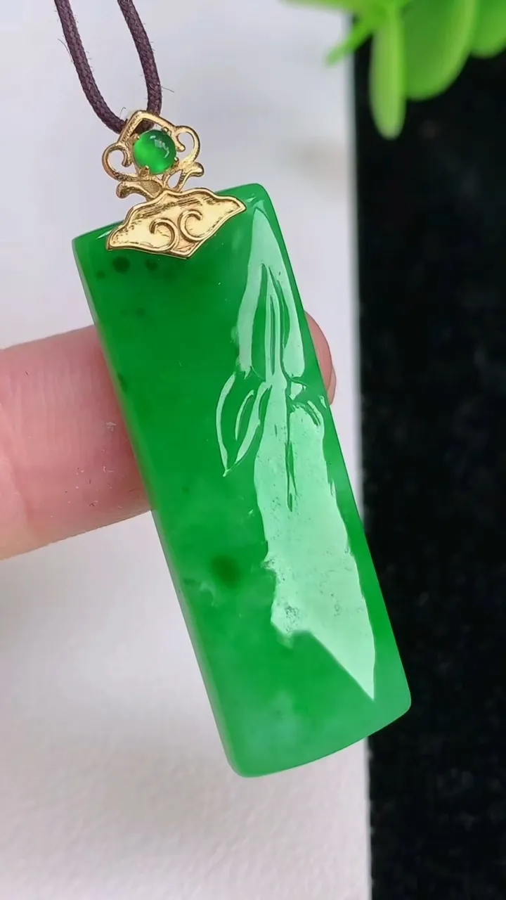 天然A货翡翠节节高升 竹节吊坠，尺寸36.8-12.7-4.6，重量:6.07g
7月7日