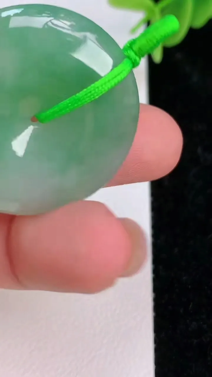 天然A货翡翠平安扣吊坠，尺寸31.2-6，重量:11.71g
7月7日