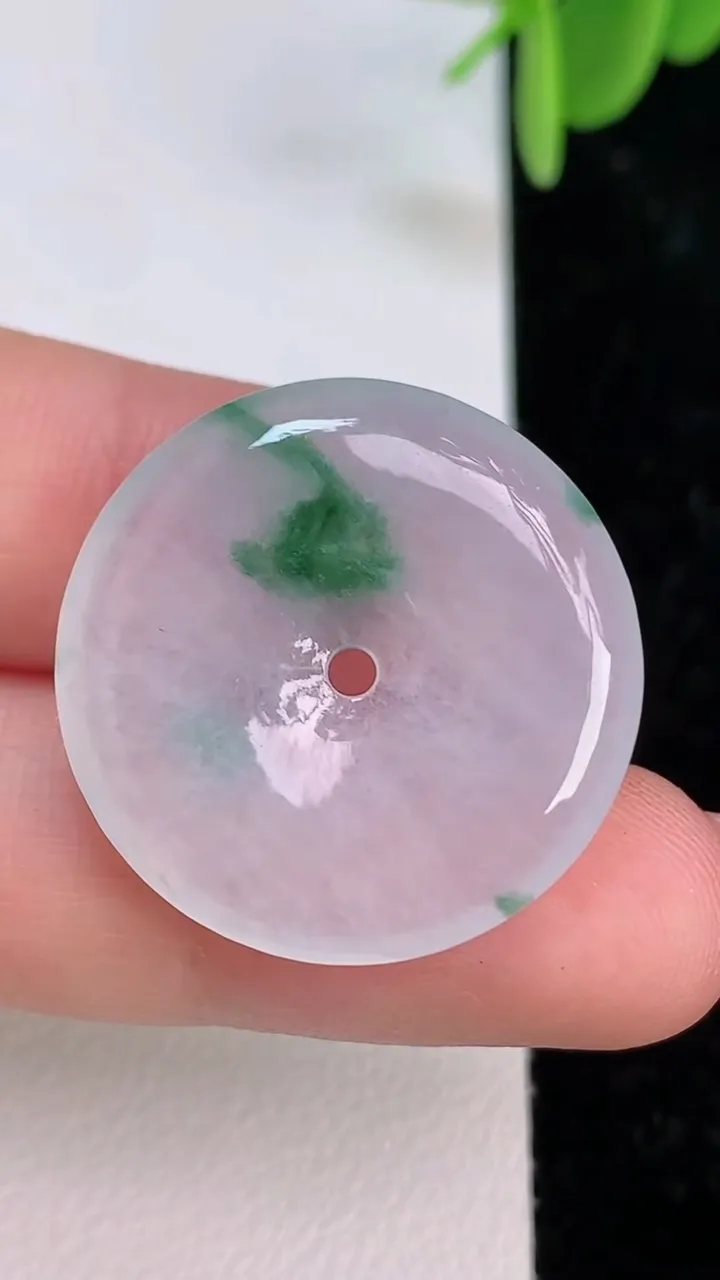 天然A货翡翠飘花平安扣吊坠，尺寸25-4，重量:5.09g
7月7日