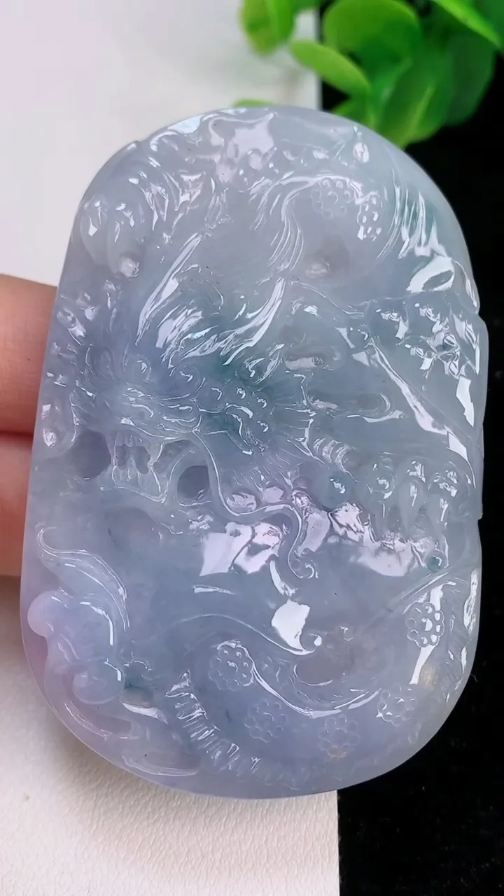 天然A货翡翠紫罗兰 飘花龙牌吊坠，尺寸69-46-8，重:55.01g
7月7日
