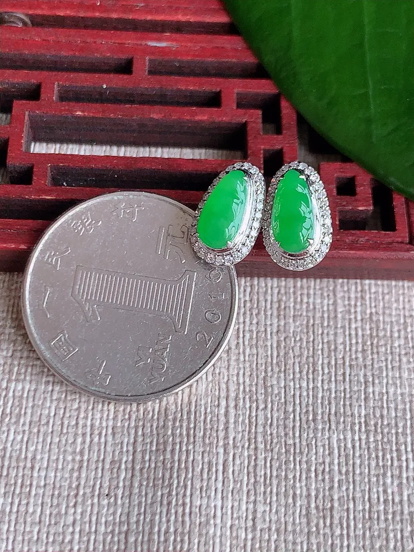 天然A货翡翠18K金伴钻镶嵌阳绿四季豆福豆平安豆耳钉 尺寸8.7×4mm 重量2.00g 0704
