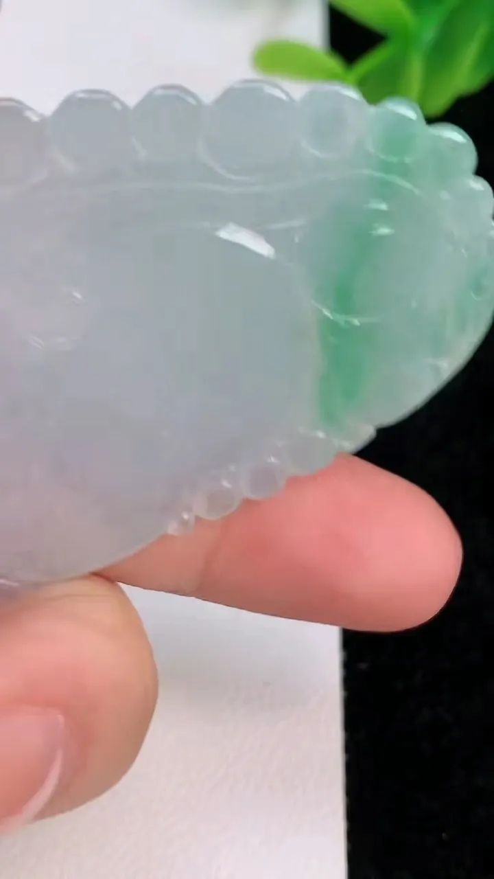 天然A货翡翠如意吊坠，尺寸64-38.6-4.4，重量:21.37g
7月7日