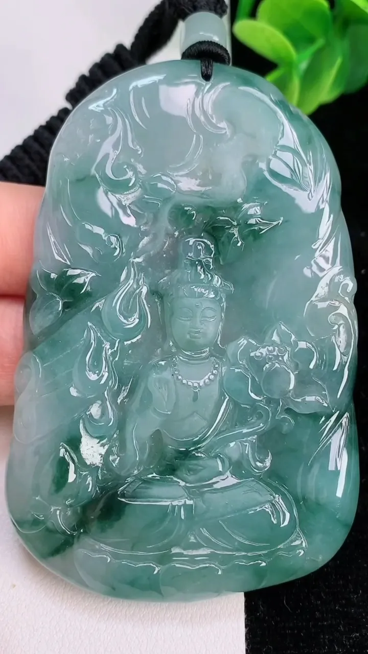 天然A货翡翠飘花大势至观音菩萨吊坠，尺寸77.6-50.3-6，重量:60.84g
7月7日