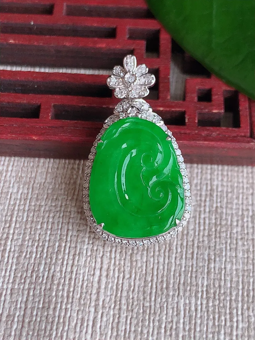 天然A货翡翠18K金伴阳绿如意吊坠尺寸29×15.7×7.3裸石17.2×13.6m量3.89g 0704