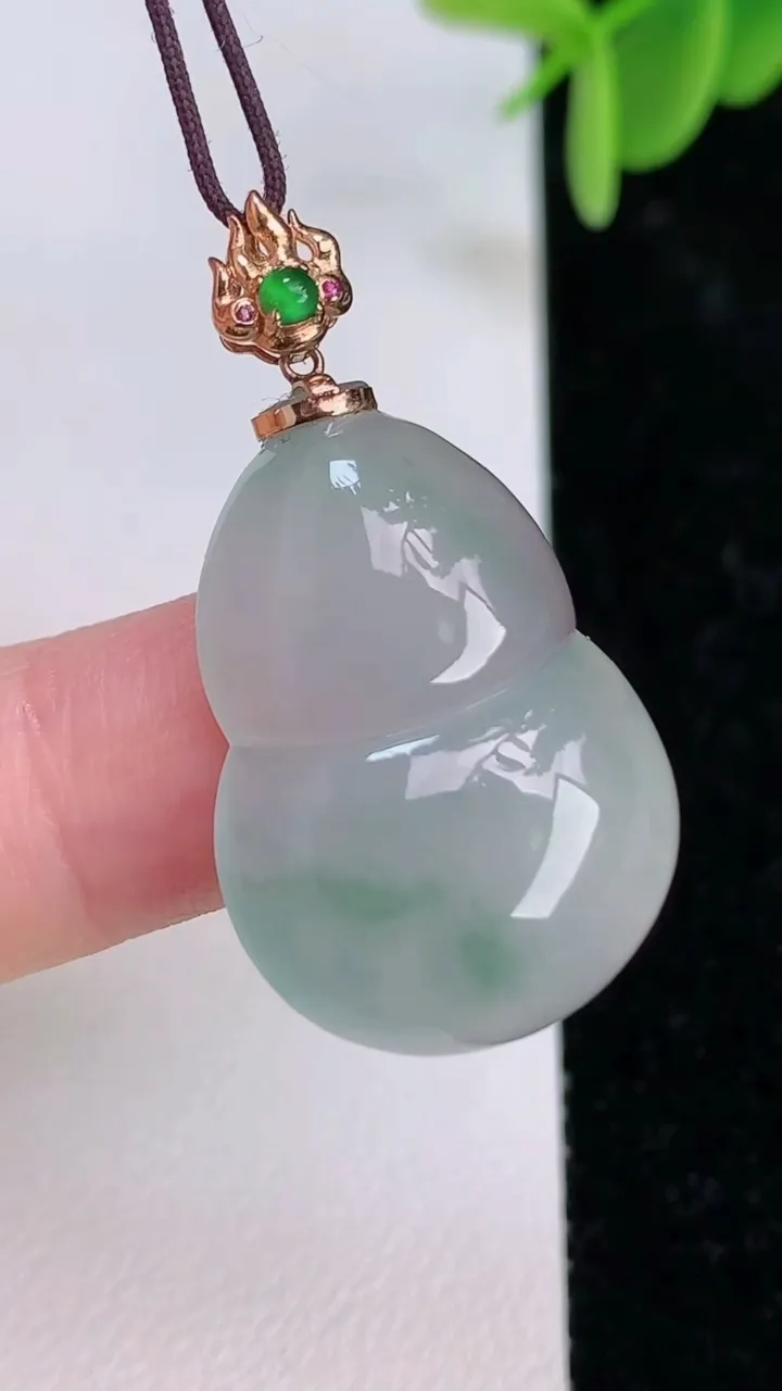 天然A货翡翠18k金飘花葫芦吊坠，尺寸26.8-19-6，重量:5.66g
7月7日