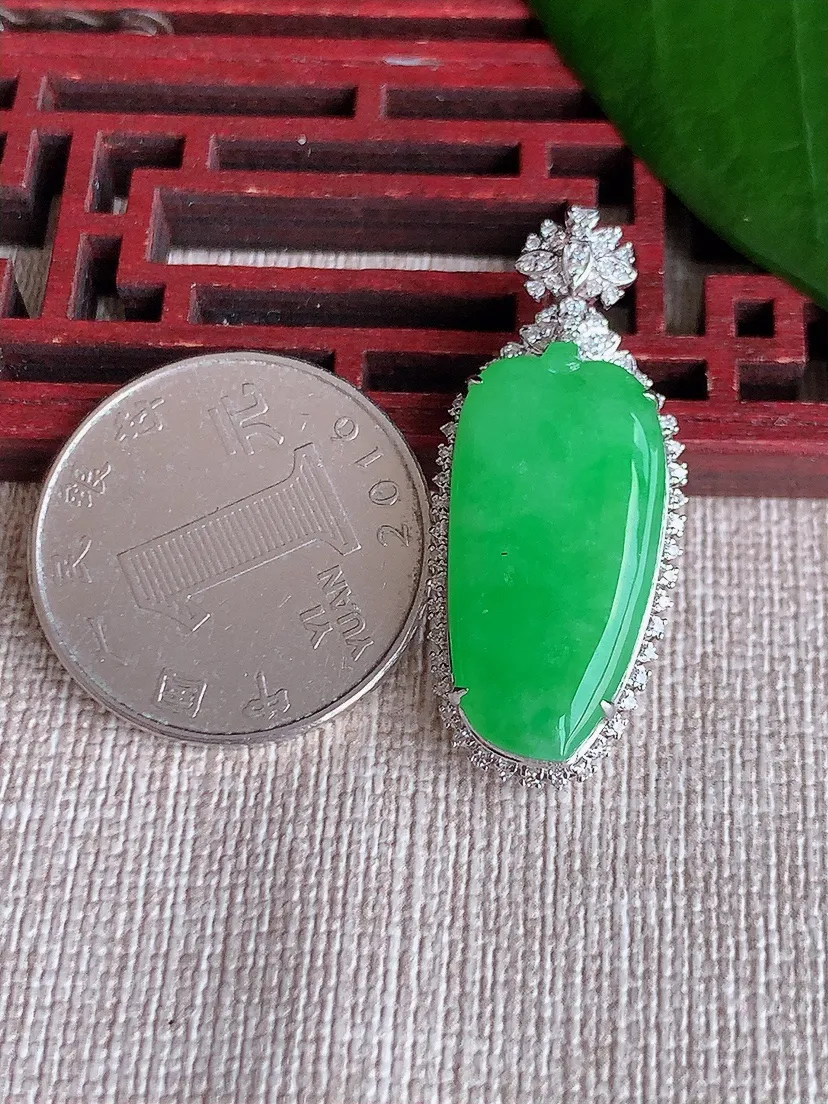 天然A货翡翠18K金伴阳绿福瓜吊坠尺寸35.5×14.7×7.5裸石24.5×12m量5.32g 0704