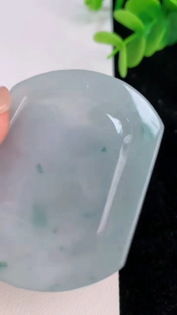 天然A货翡翠飘花生肖猴吊坠，尺寸54-45.7-5.2，重量:25.85g
7月7日