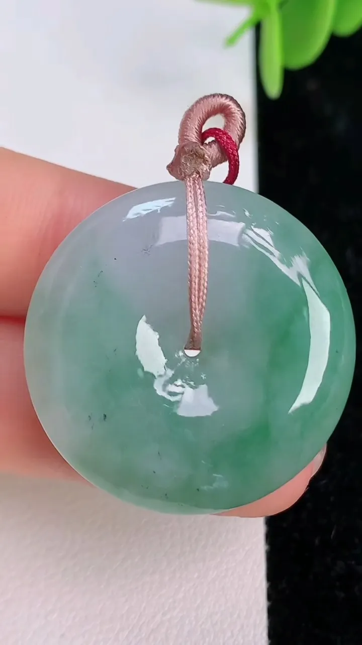 天然A货翡翠平安扣吊坠，尺寸31-6.3，重量:12.20g
7月7日