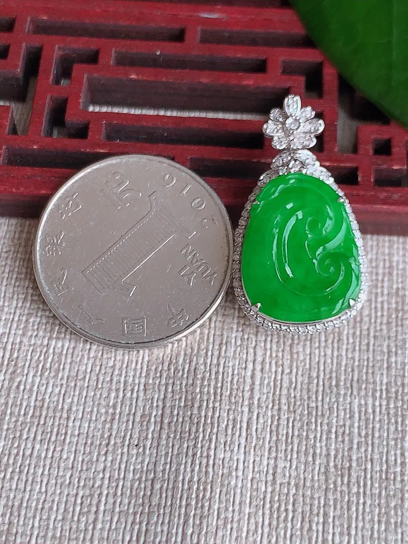 天然A货翡翠18K金伴阳绿如意吊坠尺寸29×15.7×7.3裸石17.2×13.6m量3.89g 0704