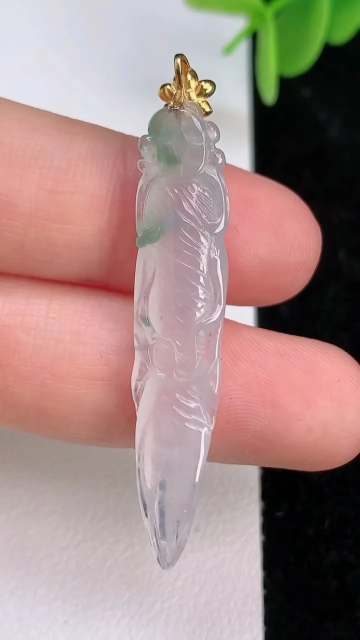 天然A货翡翠18k金飘花人参如意吊坠，尺寸41.7-8.8-5.5，重量:3.00g
7月7日