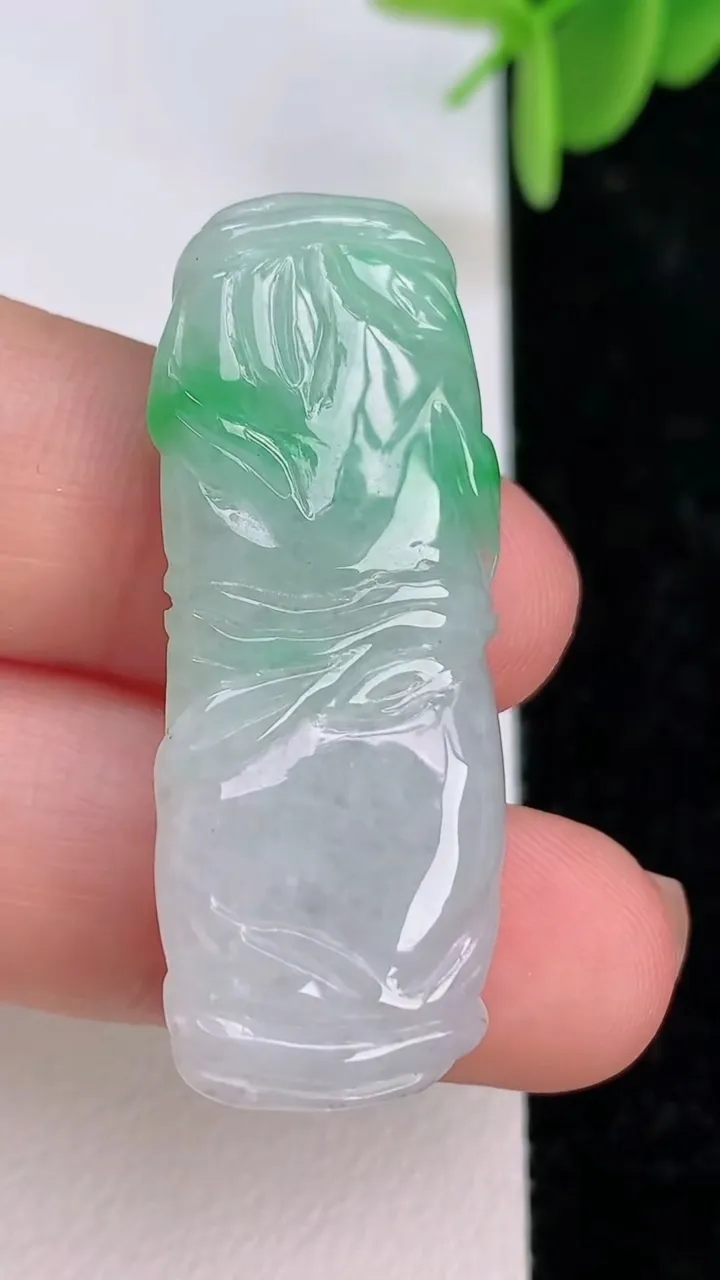 天然A货翡翠节节高升 竹节吊坠，尺寸10-15.6-6，重量:7.82g
7月7日