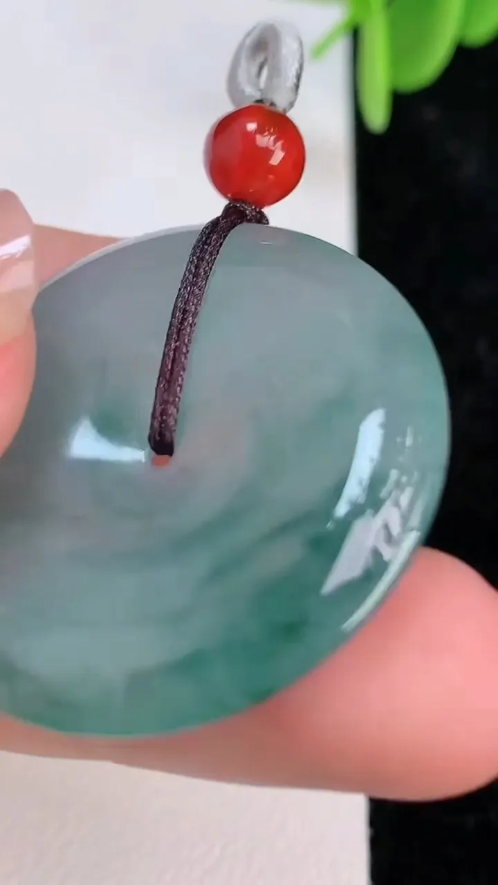 天然A货翡翠飘花平安扣吊坠，尺寸32.2-5，重量:11.04g
7月7日