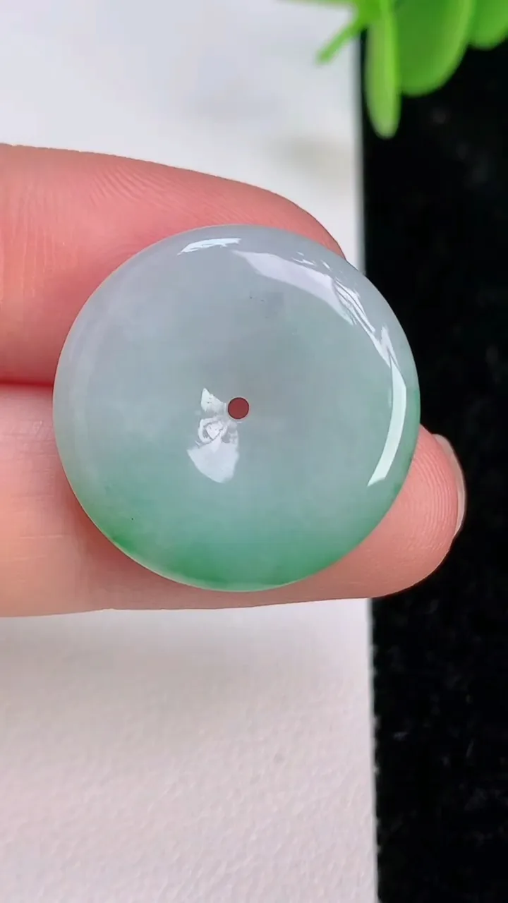 天然A货翡翠平安扣吊坠，尺寸22.4-4，重量:4.34g
7月7日