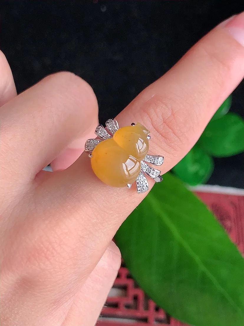 天然A货翡翠18K金伴钻镶嵌黄翡葫芦戒指 圈口16.8裸石尺寸14×10.6mm 重量4.70g 0704