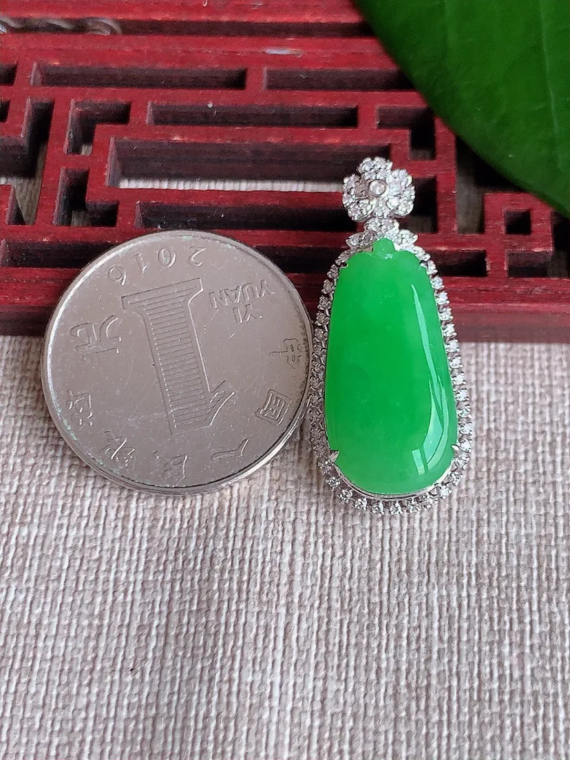 天然A货翡翠18K金伴阳绿福瓜吊坠尺寸32×13.7×8裸石22×11m量4.88g 0704