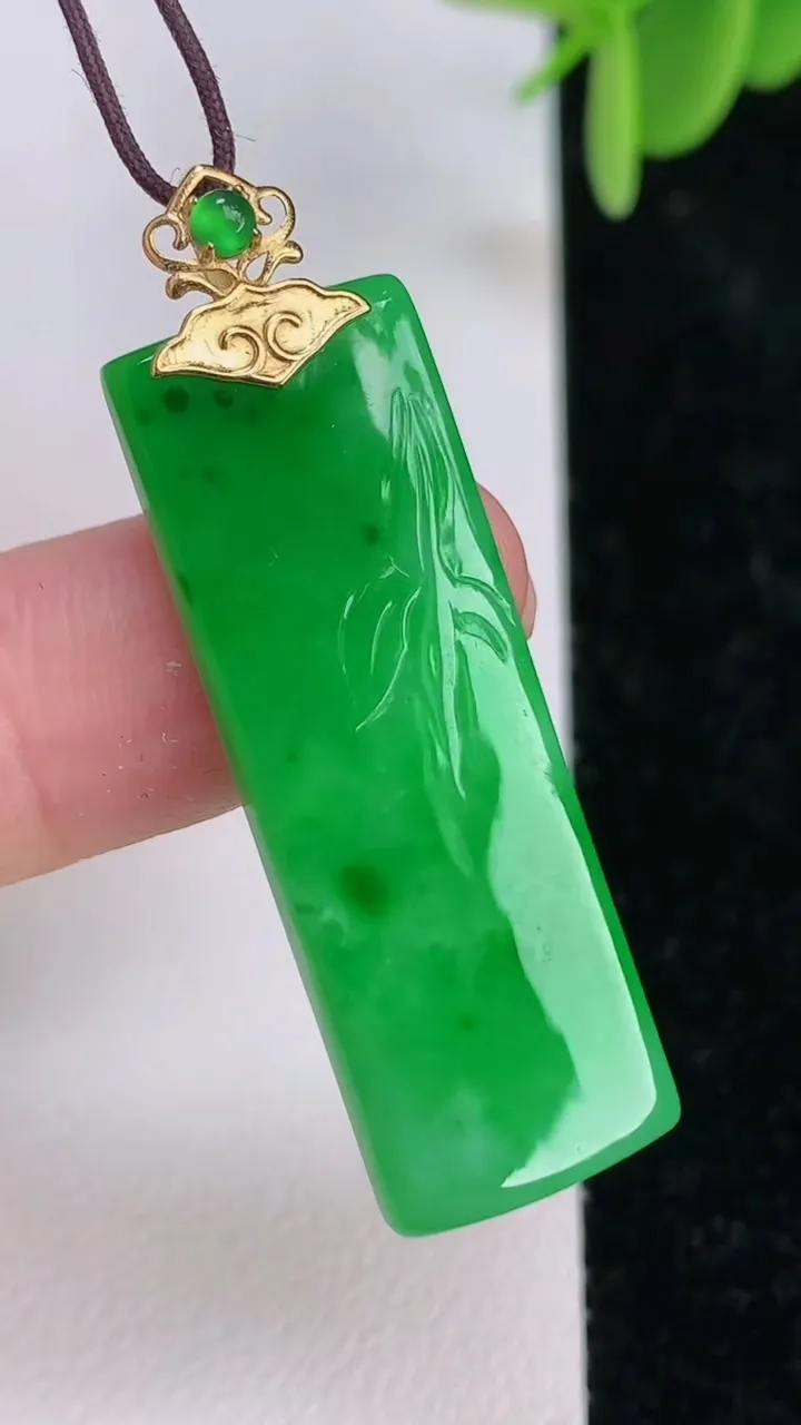 天然A货翡翠节节高升 竹节吊坠，尺寸36.8-12.7-4.6，重量:6.07g
7月7日
