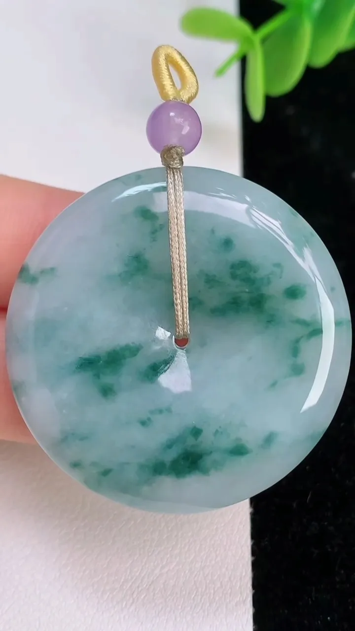 天然A货翡翠飘花平安扣吊坠，尺寸38.5-5.6，重量:18.50g
7月7日