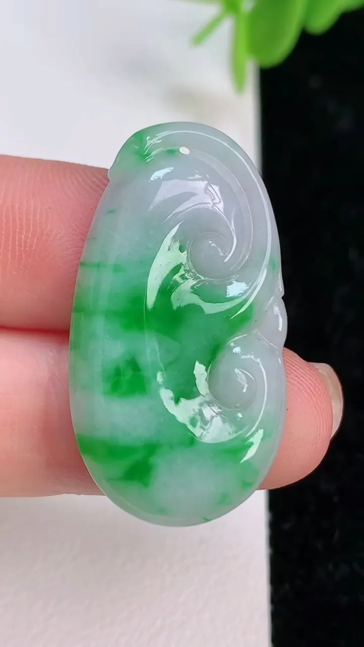 天然A货翡翠如意吊坠，尺寸33.4-18-3，重:3.76g
7月7日